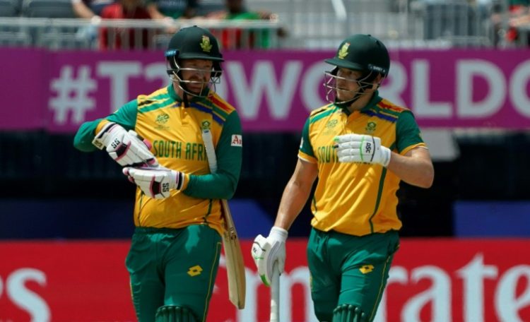 Rescue act: South Africa's David Miller and Heinrich Klaasen in the middle against Bangladesh on Monday. ©AFP