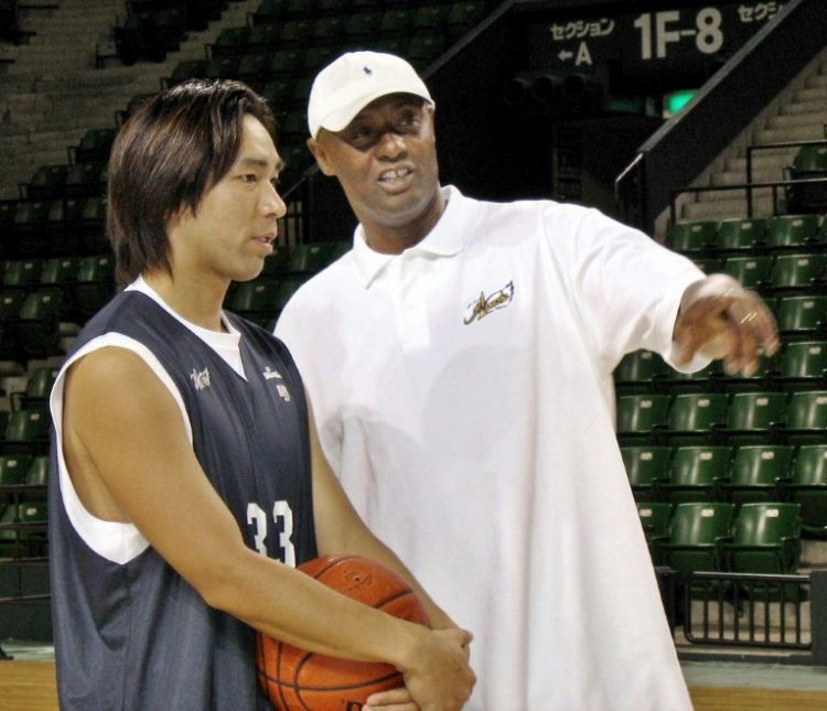 Former NBA player Joe Bryant, right, has died at age 69. The father of the late NBA superstar Kobe Bryant instructs Japanese player Taketo Aoki during his time coaching in Tokyo. ©AFP