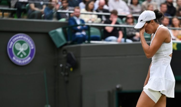 Madison Keys cries as she retires from her Wimbledon last 16 match against Jasmine Paolini. ©AFP