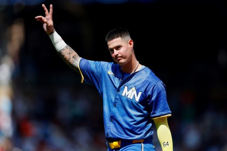 Jose Miranda of the Minnesota Twins acknowledges the cheers of fans after the end of his record-tying MLB hit streak over 12 at-bats in the sixth inning against Houston on Saturday. ©AFP