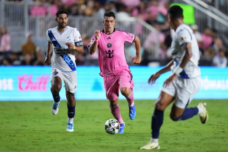 Luis Suárez of Inter Miami dribbles between defenders during the defending Leagues Cup champions' 2-0 victory over Puebla of Mexico. ©AFP