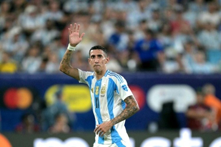 Argentina's Angel Di Maria acknowledges supporters as he leaves the pitch after being substituted during the Copa America semi-final win over Canada. ©AFP