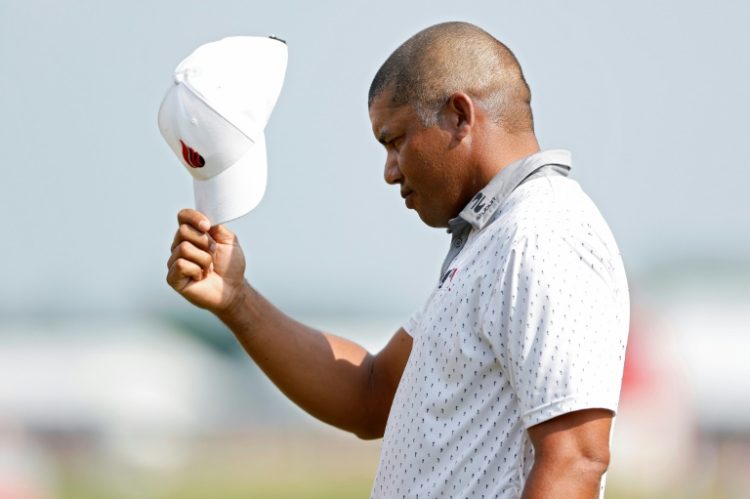 Third-round leader Jhonattan Vegas of Venezuela tips his cap to the crowd on the 18th green at the PGA 3M Open. ©AFP