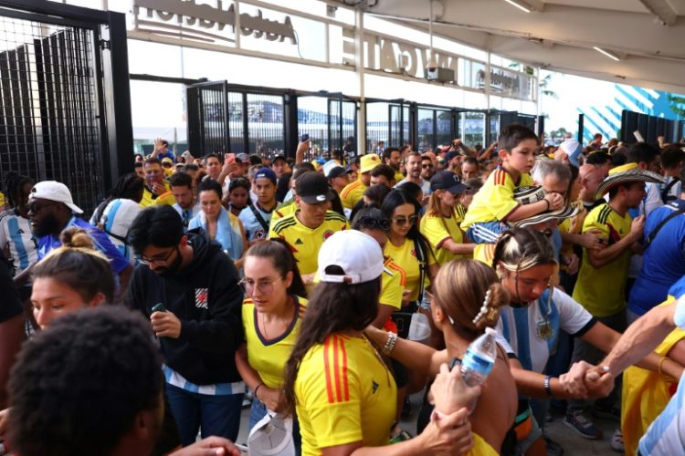 Fans of Colombia and Argentina try to enter the Hard Rock Stadium amid chaotic scenes ahead of the Copa America final. ©AFP