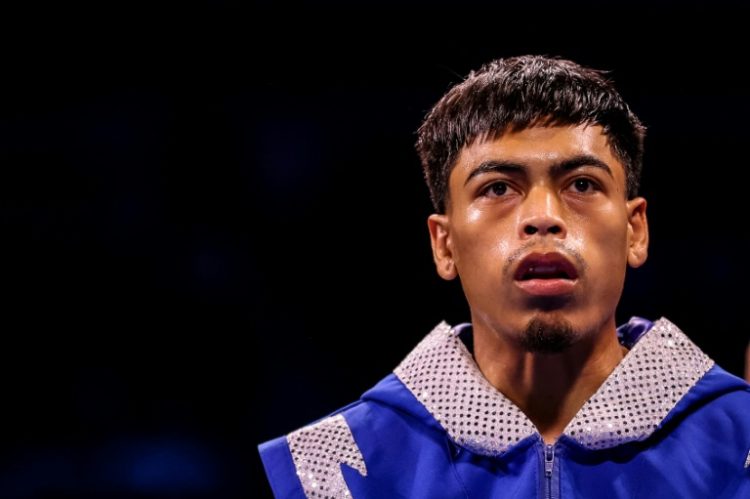 American Angelo Leo knocked out Mexico's Luis Alberto Lopez in the 10th round to capture the IBF featherweight world title. ©AFP