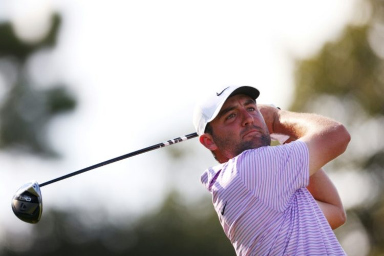 Leader Scottie Scheffler of the United States hits his shot from the 18th tee during the first round of the Tour Championship at East Lake Golf Club on Thursday. ©AFP