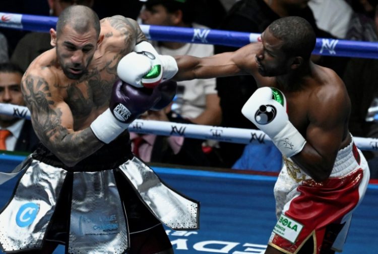 Former world boxing champion Floyd Mayweather (R) handily outmatched John Gotti III in an exhibition fight Saturday in Mexico City. ©AFP