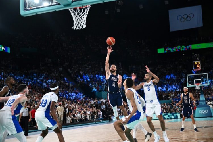 Stephen Curry takes a shot in the Olympic final between France and the USA in Paris. ©AFP