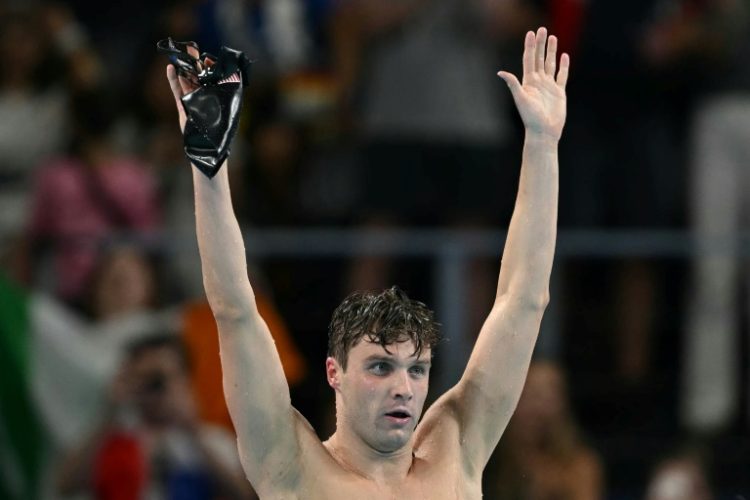 Bobby Finke celebrates after winning the men's 1500m freestyle swimming event at the Paris Olympics. ©AFP