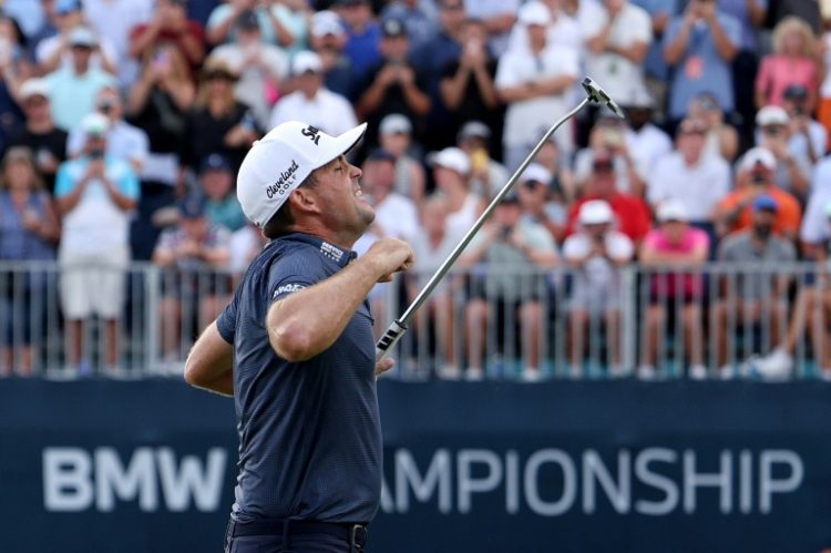 Keegan Bradley of the United States celebrates on the 18th green after winning the BMW Championship at Castle Pines Golf Club in Colorado. ©AFP