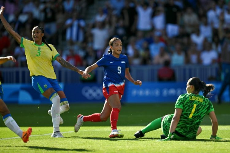 Mallory Swanson scores for the United States against Brazil in the Olympic women's football final. ©AFP