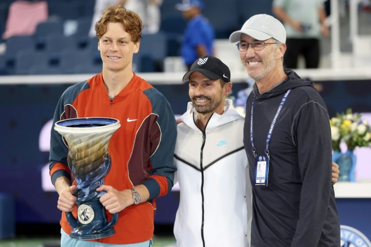 Jannik Sinner poses with coaches Simone Vagnozzi and Darren Cahill after defeating Frances Tiafoe in the men's final of the Cincinnati Open on Monday. ©AFP