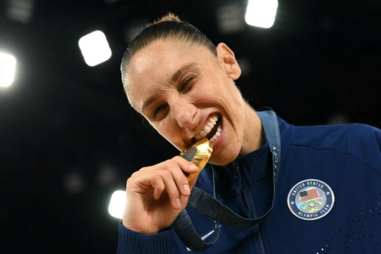 American Diana Taurasi poses with her sixth Olympic gold medal after the United States beat France in the Paris Games final. ©AFP