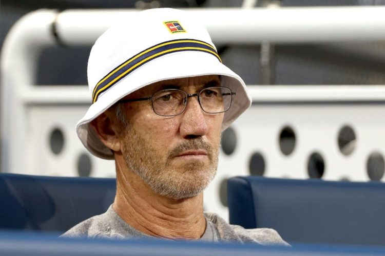 Coach Darren Cahill watches Jannik Sinner play Alexander Zverev during the semifinals of the Cincinnati Open in Mason, Ohio on Sunday. ©AFP