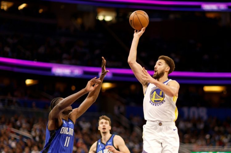 Klay Thompson, shooting a jumper for Golden State, will return to play against the Warriors at San Francisco with his new club, the Dallas Mavericks, on November 12 in an NBA Cup opener, the league announced. ©AFP