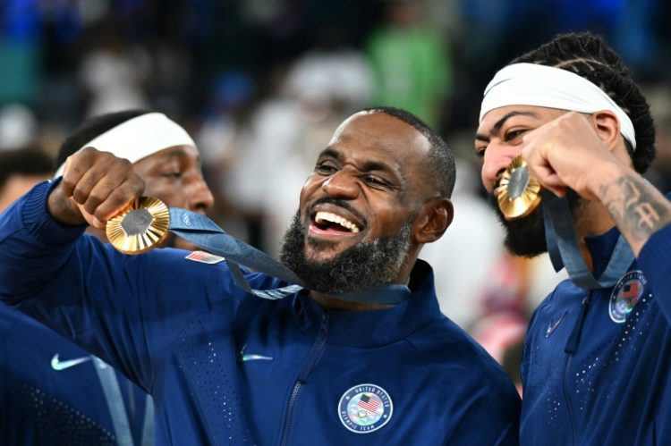 LeBron James and Anthony Davis show off their medals. ©AFP