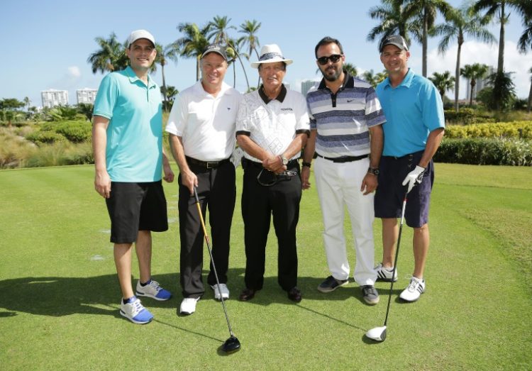 Chi Chi Rodriguez (centre) poses with guests at celebrity chef tournamentin Florida in 2019. ©AFP