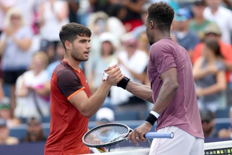 Spain's Carlos Alcaraz, left, shakes hands with Gael Monfils after falling to the Frenchman at the ATP and WTA Cincinnati Open. ©AFP