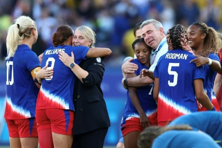 United States women's football coach Emma Hayes (3L) celebrates with the team after winning gold at the Paris Olympics. ©AFP