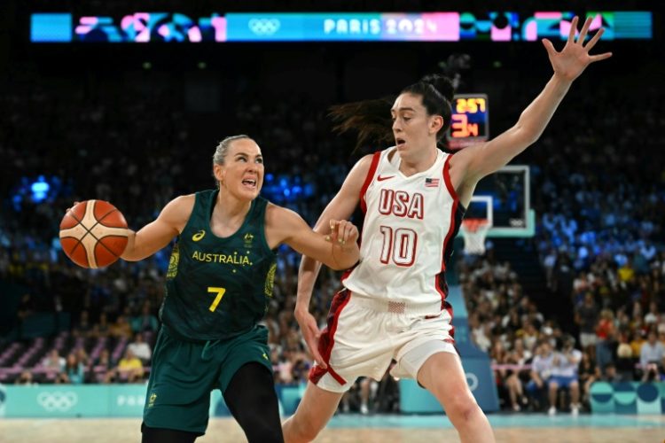 Breanna Stewart of the United States defends against Australian Tess Madgen in the USA's victory in the Olympic women's basketball semi-finals. ©AFP