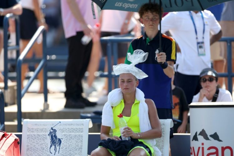 Cooling down: Marta Kostyuk of Ukraine tries to beat the heat against Harriet Dart of Great Britain . ©AFP