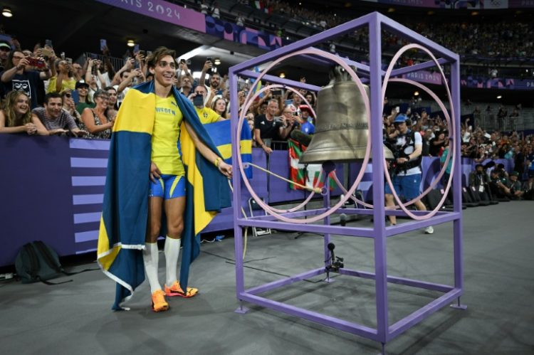 Sweden's Armand Duplantis celebrates at the victory bell. ©AFP