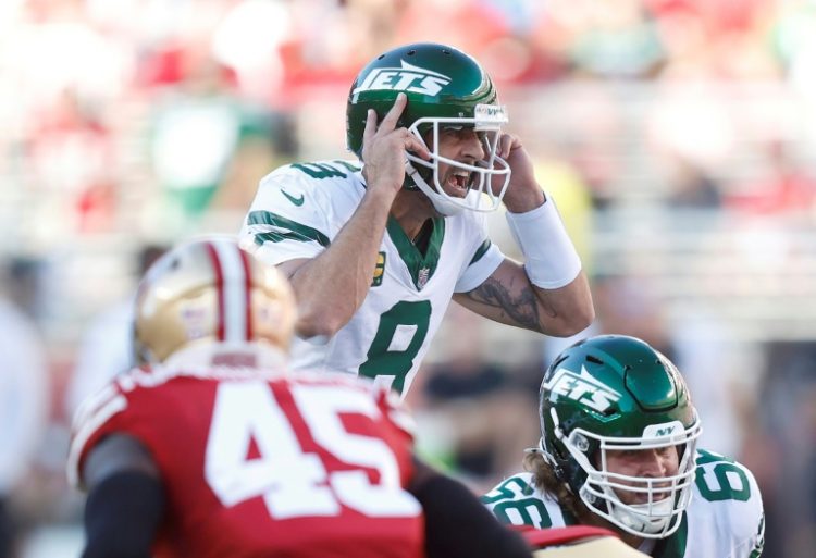 Aaron Rodgers calls a play for the New York Jets in their loss to San Francisco. ©AFP