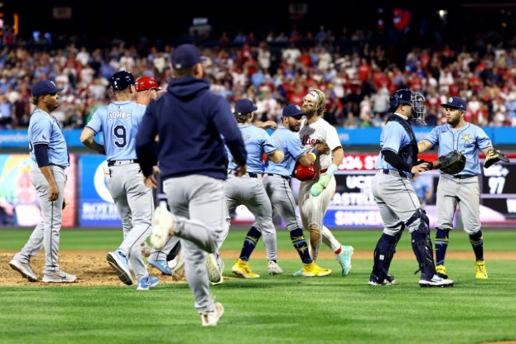 Philadelphia's Bryce Harper confronts Tampa Bay Rays players after Phillies teammate Nick Castellanos is hit by a pitch . ©AFP