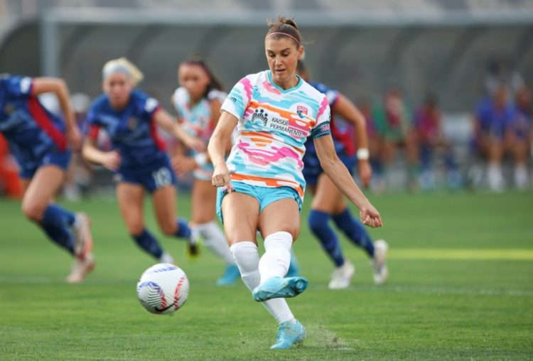 Alex Morgan takes a penalty for San Diego Wave in her farewell game. ©AFP