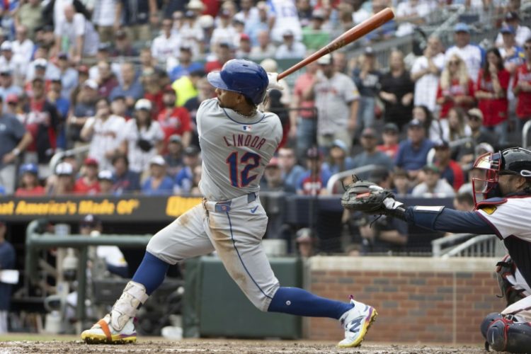 Francisco Lindor's blasts a two-run home run in the ninth inning against Atlanta to seal the New York Mets' playoff berth. ©AFP