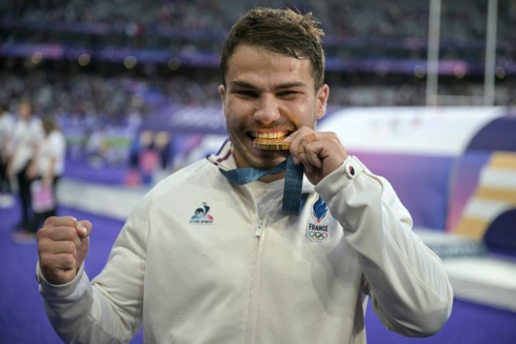 Antoine Dupont celebrates with his gold medal after France's rugby sevens Olympic triumph at the Paris Games. ©AFP