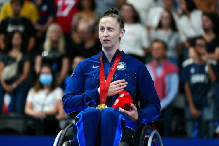 Leanne Smith during the victory ceremony at the Paralympics in Paris. ©AFP