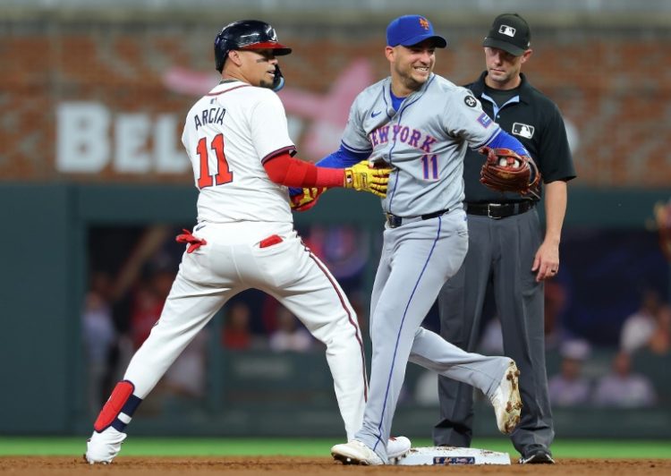 Atlanta's Orlando Arcia, left, and Jose Iglesias of the New York Mets must wait until Monday before facing each other again after their scheduled games Wedesday and Thursday, crucial in the MLB playoff races, were postponed due to stormy forecasts. ©AFP