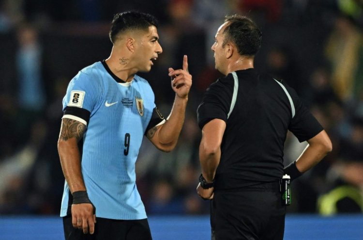 Uruguay forward Luis Suarez argues with Argentine referee Dario Herrera in his final international game, a 0-0 draw against Paraguay. ©AFP