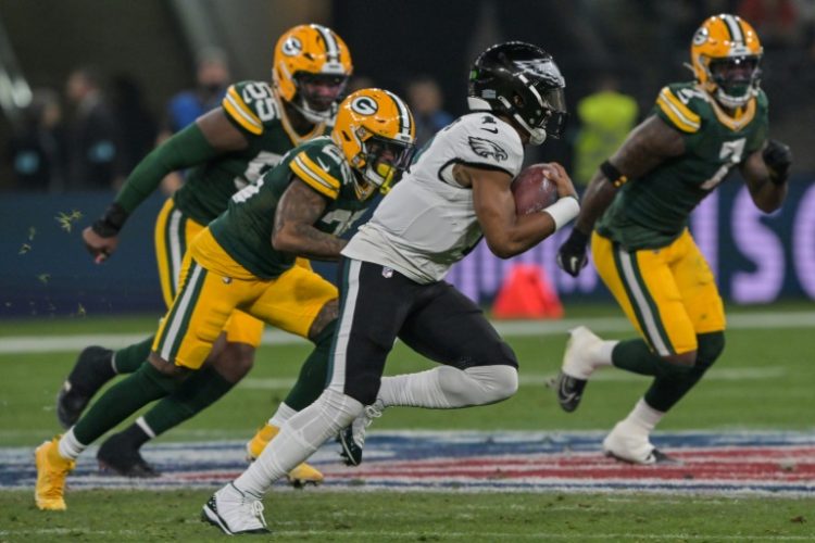 Philadelphia Eagles quarterback Jalen Hurts eludes Green Bay's defence in Friday's historic NFL game in Brazil. ©AFP