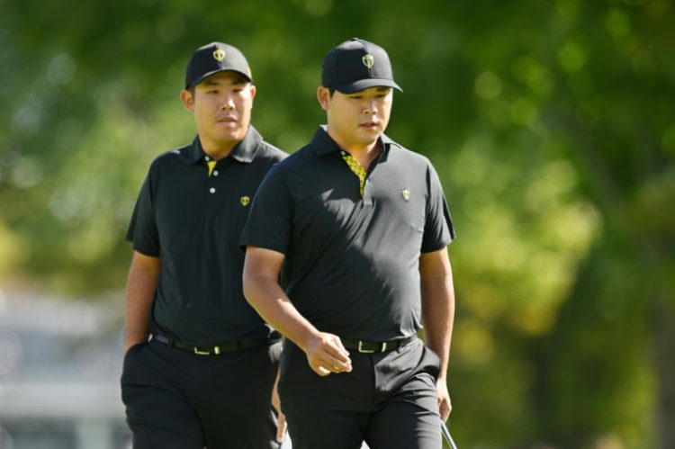 South Korea's Kim Si-woo, right, sank a 15-foot par putt to tie the 18th hole and give himself and Ben An a 1-up win to complete a foursomes sweep at the Presidents Cup that lifted the Internationals level at 5-5 overall. ©AFP