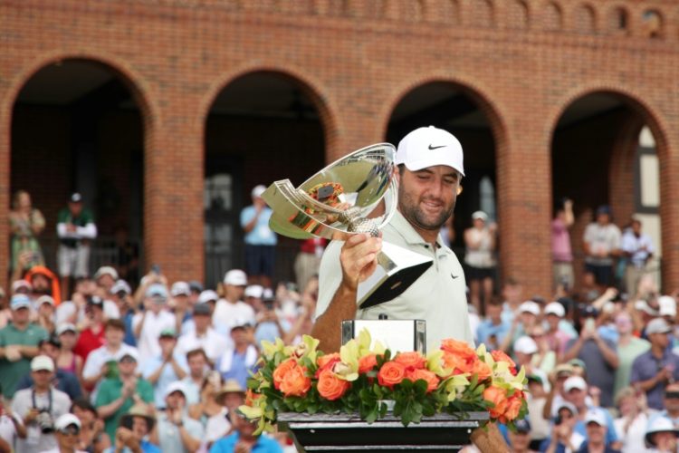 Scottie Scheffler celebrates with the FedEx Cup Trophy after his win at the Tour Championship at East Lake Golf Club on Sunday. ©AFP