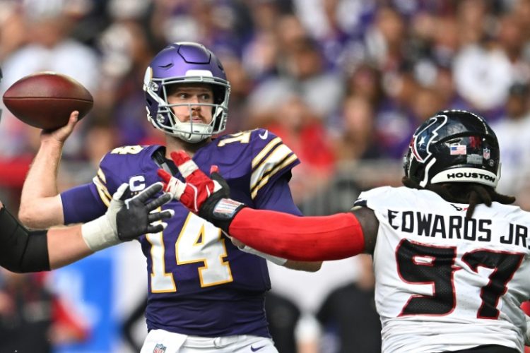 Minnesota Vikings quarterback Sam Darnold passes the ball as Mario Edwards Jr. of the Houston Texans rushes . ©AFP