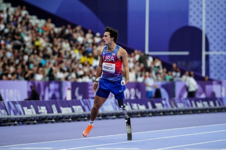 Ezra Frech celebrates after winning the gold medal in the men's T63 100m at the  Paralympics in Paris. ©AFP