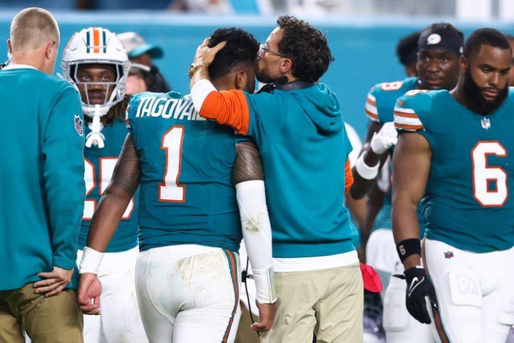 Head coach Mike McDaniel of the Miami Dolphins embraces Tua Tagovailoa after he left the game against the Buffalo Bills with a concussion injury. ©AFP