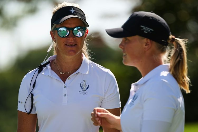 Europe captain Suzann Pettersen and fellow Swede Maja Stark talk during a practice session ahead of the 19th Solheim Cup. ©AFP