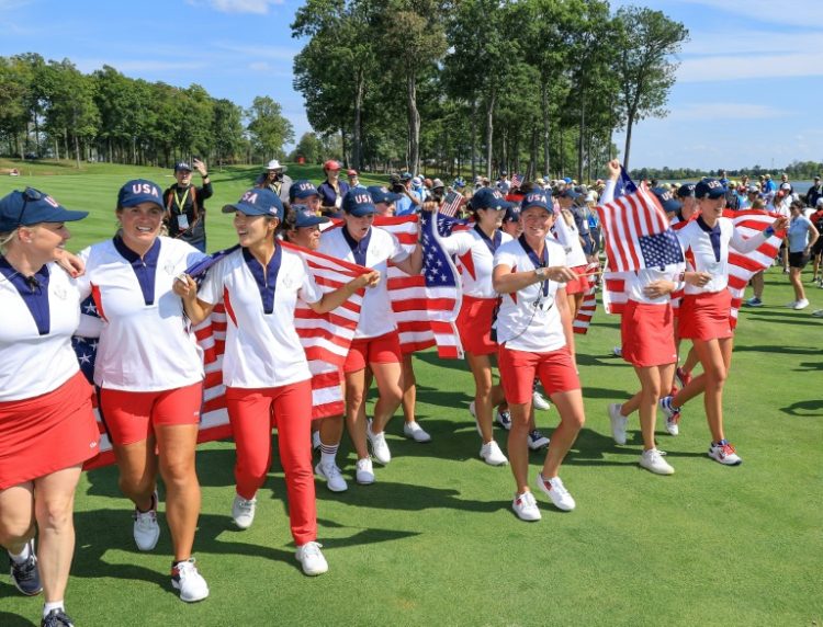 US captain Stacy Lewis, front center, leads the United States team in celebration after beating Europe 15.5-12.5 to win the Solheim Cup. ©AFP