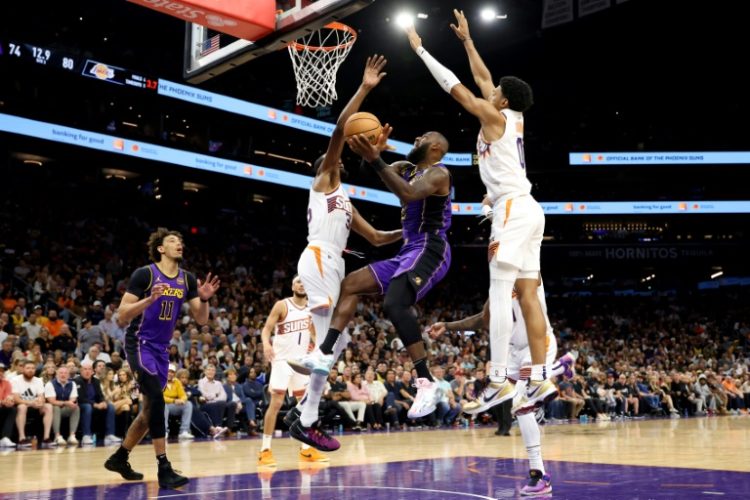 LeBron James is pressured by Kevin Durant in Monday's NBA game between the Los Angeles Lakers and Phoenix Suns . ©AFP