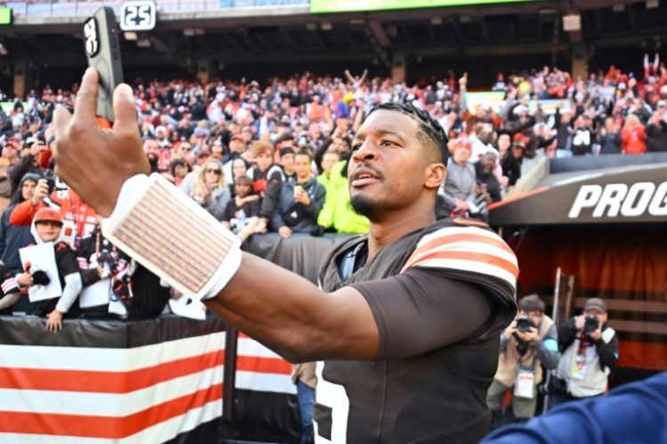 Cleveland quarterback Jameis Winston celebrates after the Browns upset Baltimore 29-24 in an NFL game. ©AFP