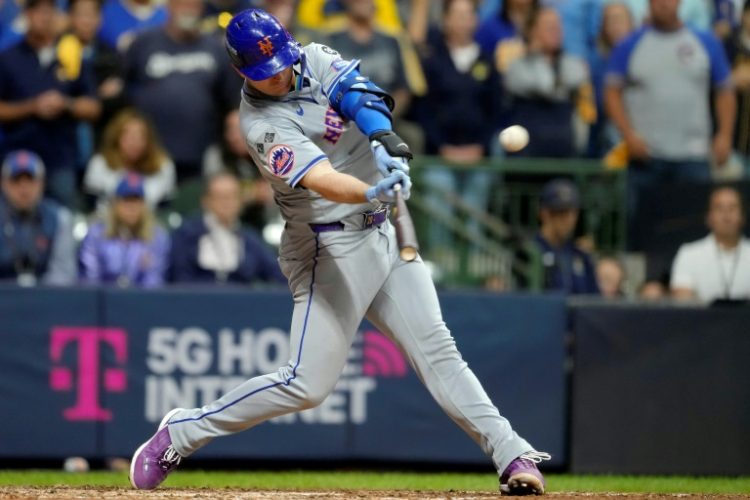 Pete Alonso of the New York Mets hits a go-ahead home run in the ninth inning of a series-clinching win over the Milwaukee Brewers in the MLB playoffs. ©AFP