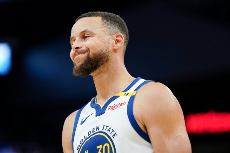 Golden State guard Stephen Curry grimaces on the court after suffering a left ankle injury that will sideline him for at least the next two NBA games of the Warriors, the club said. ©AFP