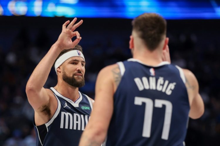 Klay Thompson of the Dallas Mavericks congratulates Luka Doncic on a three-point basket in an NBA victory over the San Antonio Spurs. ©AFP