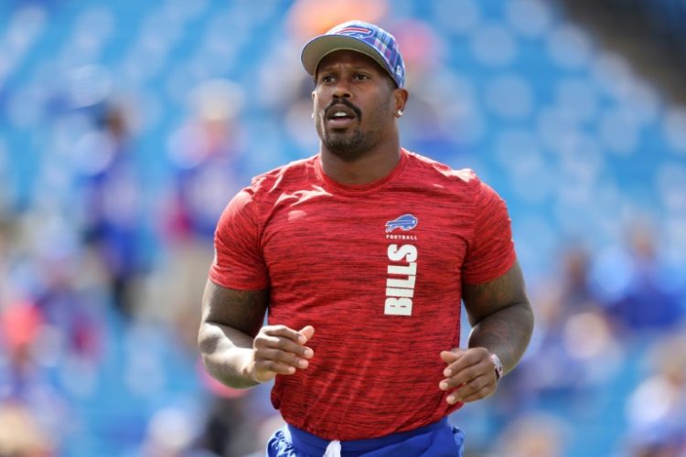 Buffalo Bills linebacker Von Miller warms-up before an NFL game against the Arizona Cardinals. ©AFP