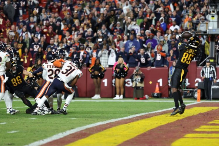 Washington's Noah Brown catches a game-winning 52-yard touchdown pass on the final play to give the Commanders an incredible 18-15 NFL triumph over Chicago. ©AFP