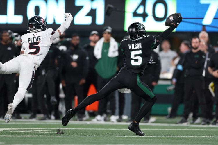 Garrett Wilson of the New York Jets hauls in a touchdown pass in the third quarter of an NFL win over the Houston Texans. ©AFP